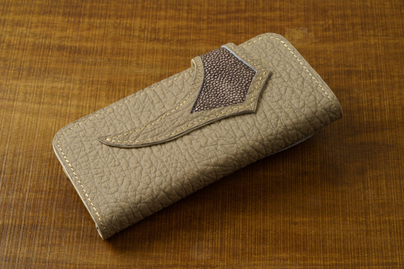 海の宝石を纏う重厚美｜スティングレー×ゴールドコンチョ バイカーズウォレット