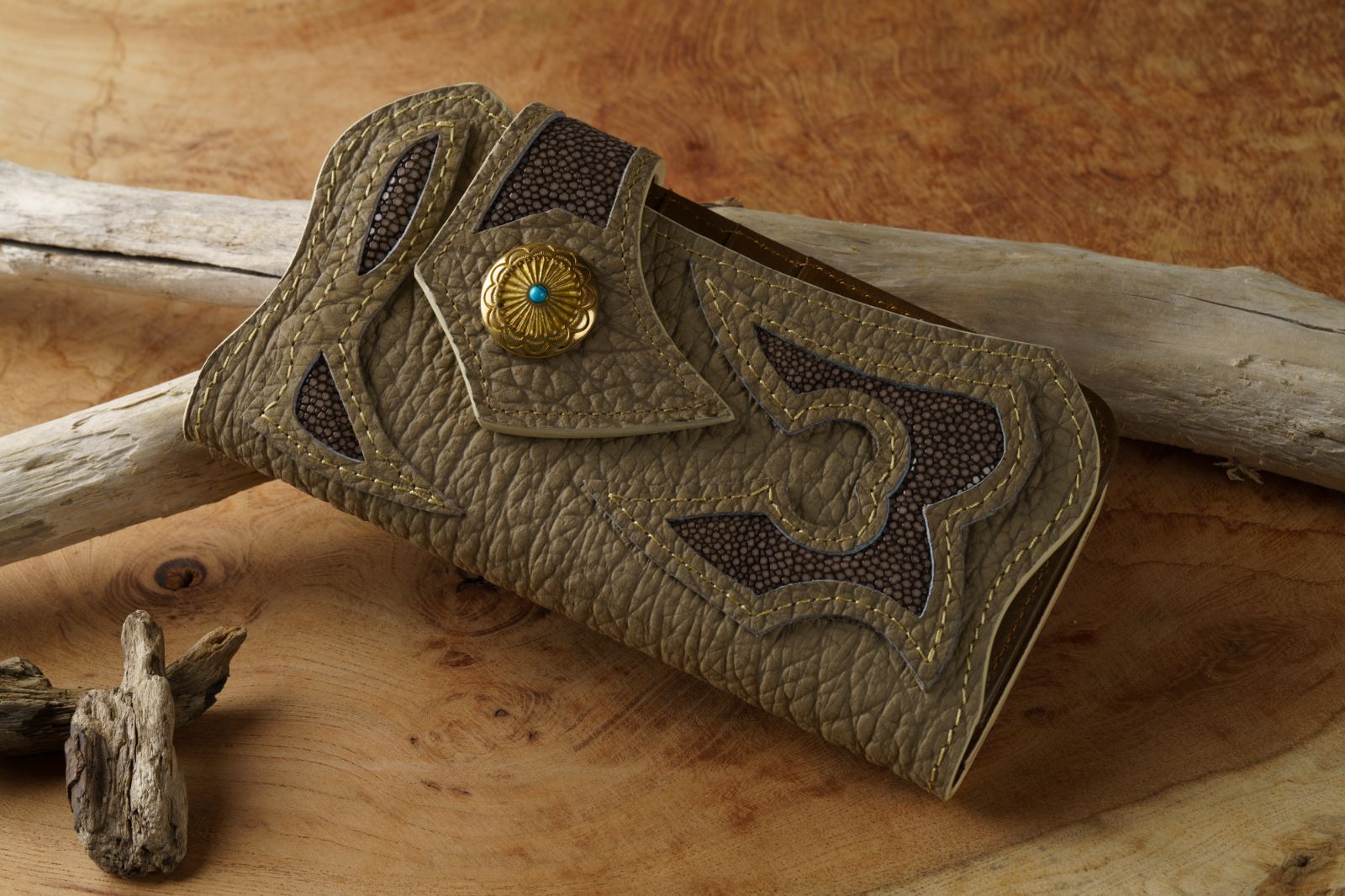 海の宝石を纏う重厚美｜スティングレー×ゴールドコンチョ バイカーズウォレット