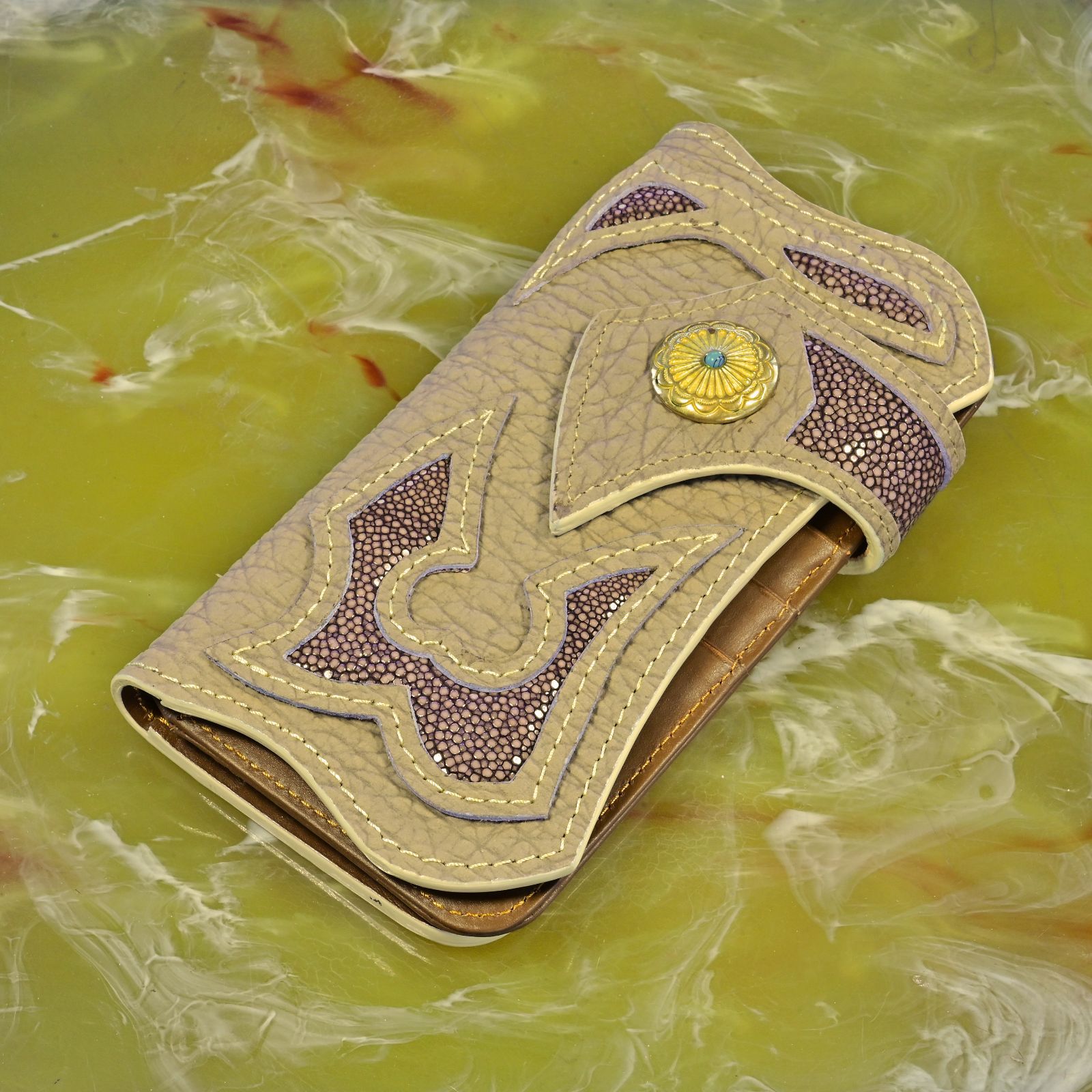 海の宝石を纏う重厚美｜スティングレー×ゴールドコンチョ