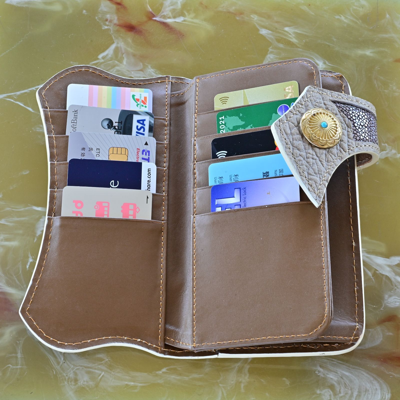 海の宝石を纏う重厚美｜スティングレー×ゴールドコンチョ バイカーズウォレット