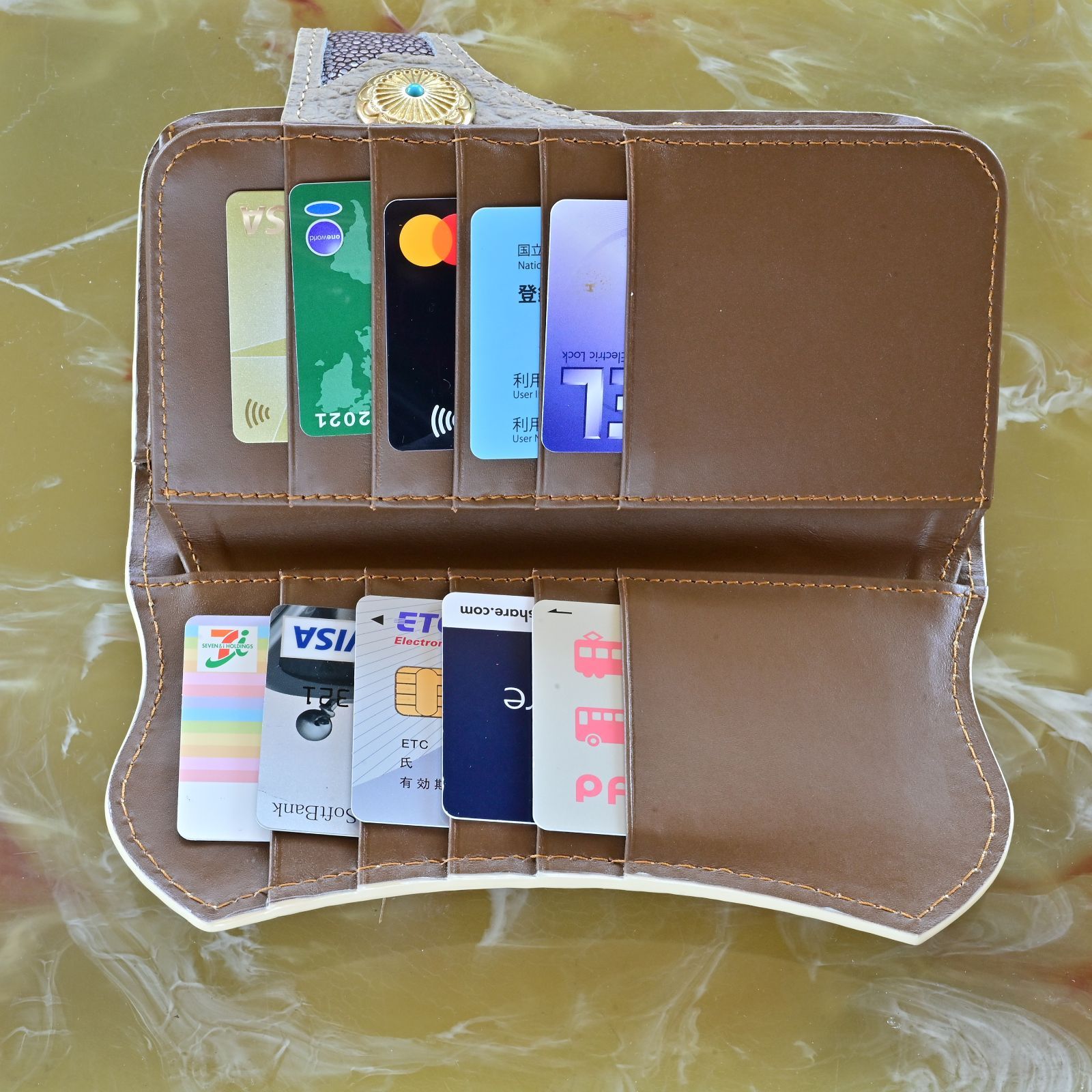  海の宝石を纏う重厚美｜スティングレー×ゴールドコンチョ バイカーズウォレット 長財布 財布 ケース 小物入れ