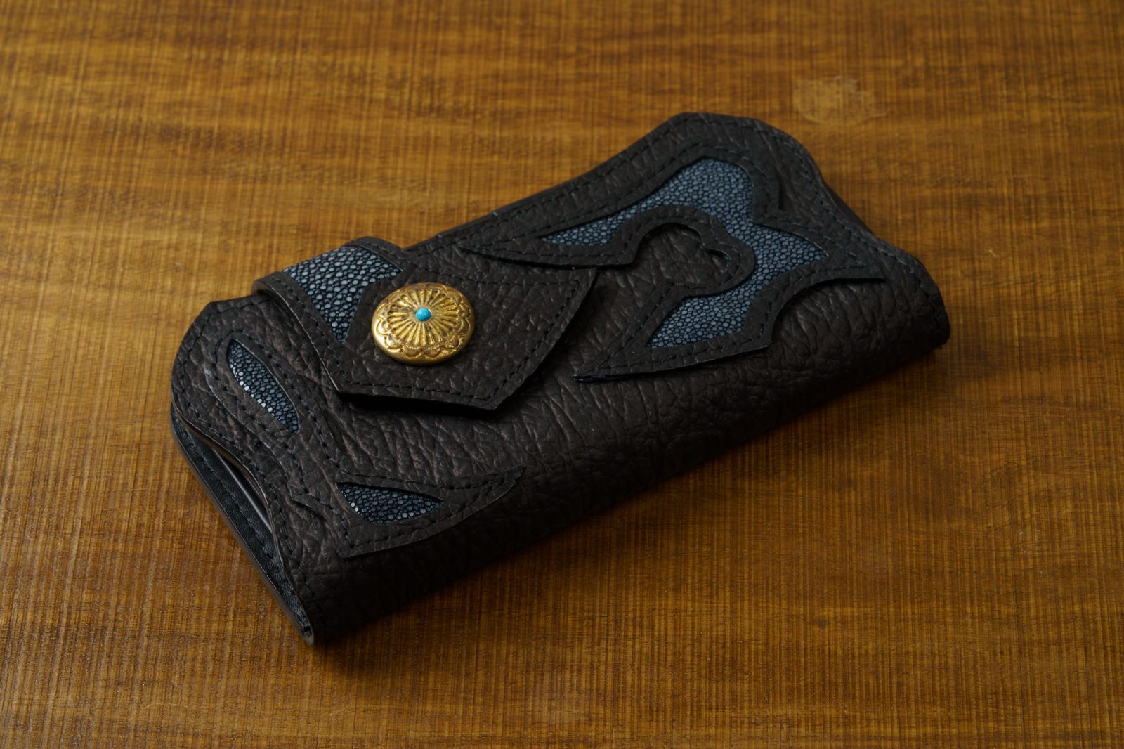 黒き海の宝石を纏うという選択 スティングレイ 重厚コンチョ バイカーズウォレット