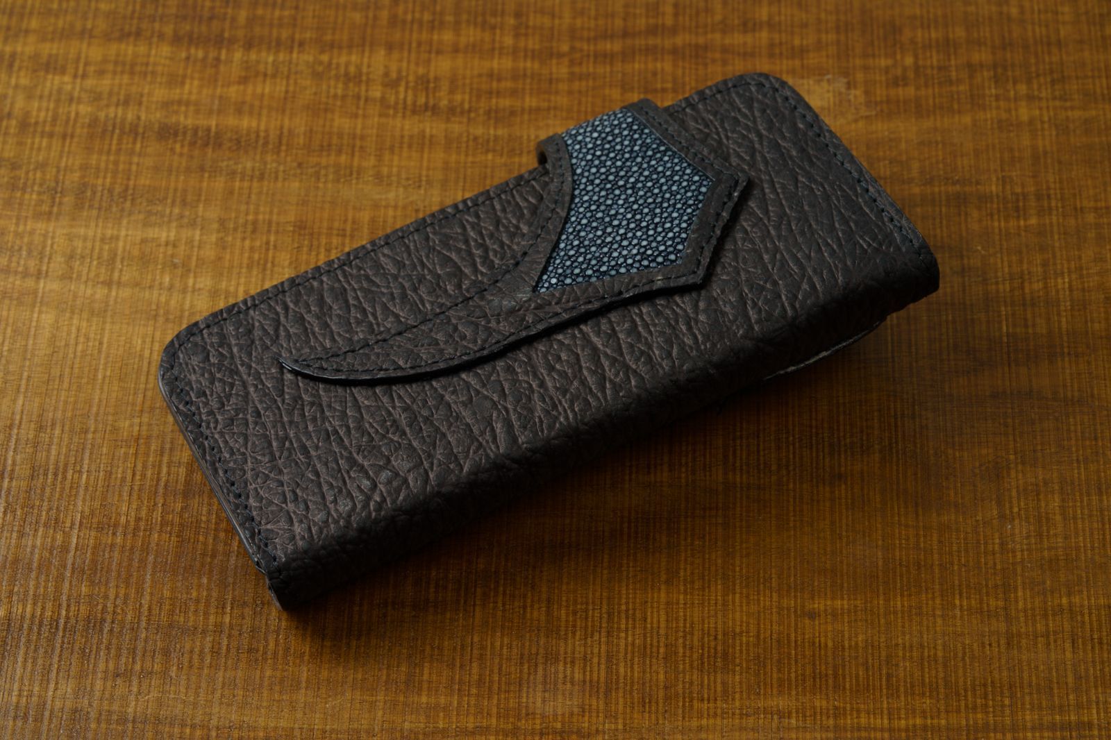 黒き海の宝石を纏うという選択｜スティングレイ×重厚コンチョ バイカーズウォレット