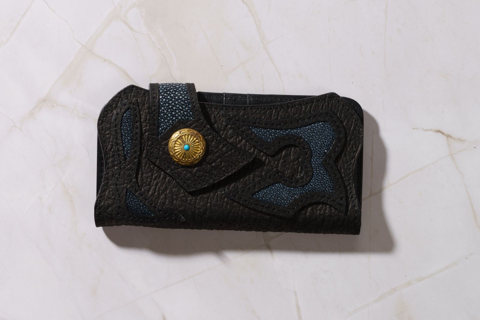 黒き海の宝石を纏うという選択｜スティングレイ×重厚コンチョ バイカーズウォレット