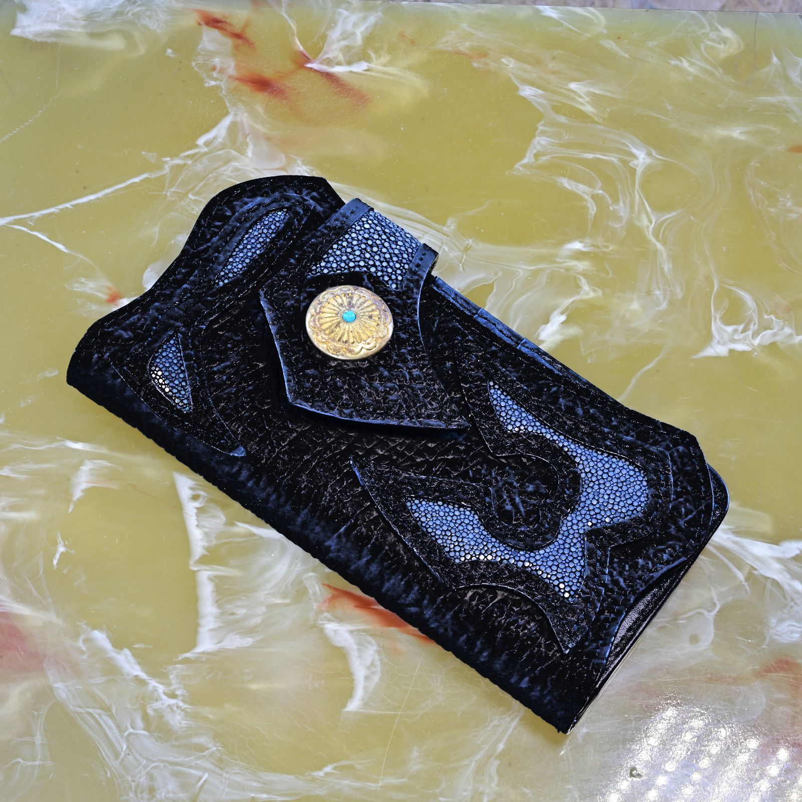 黒き海の宝石を纏うという選択｜スティングレイ×重厚コンチョ バイカーズウォレット