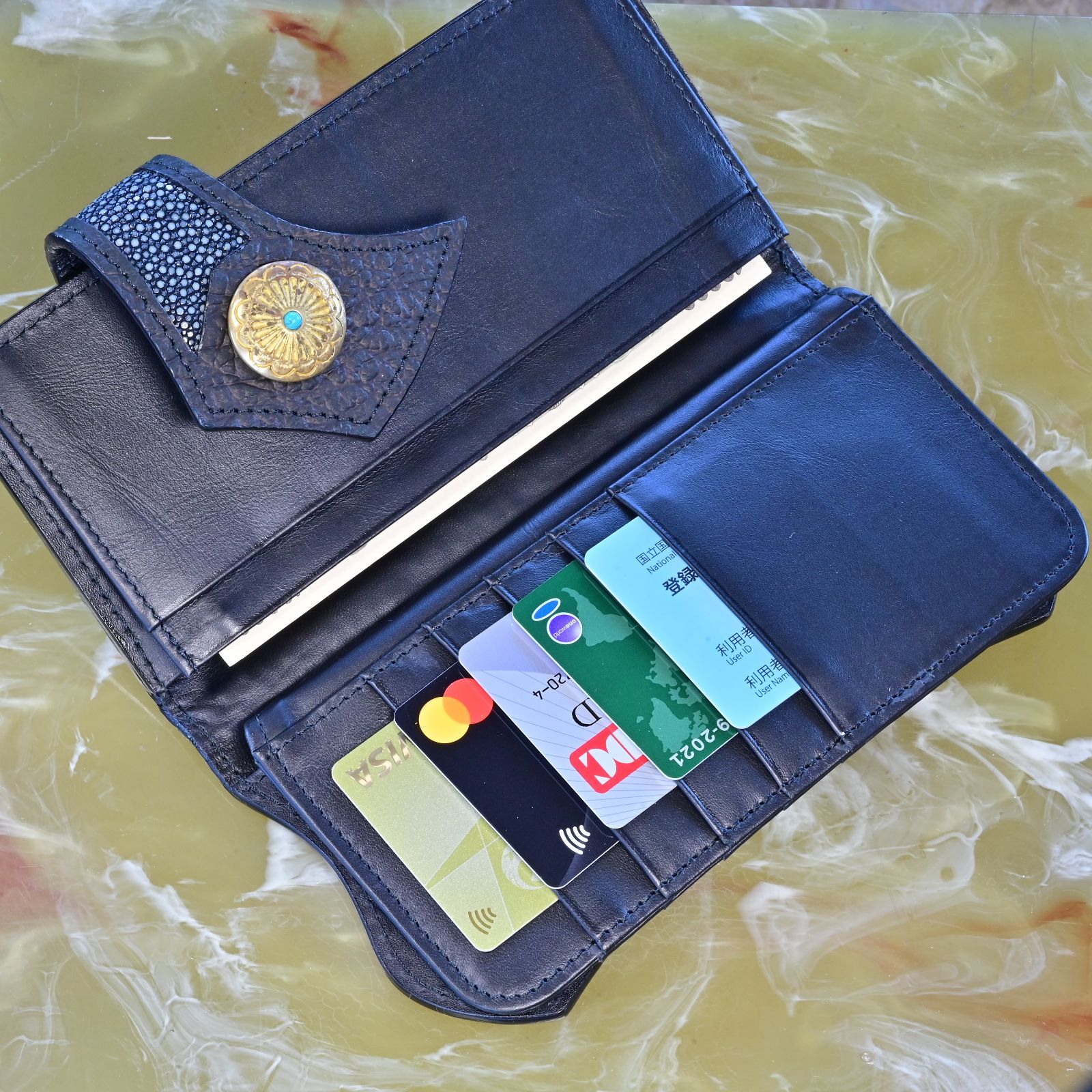 黒き海の宝石を纏うという選択｜スティングレイ×重厚コンチョ