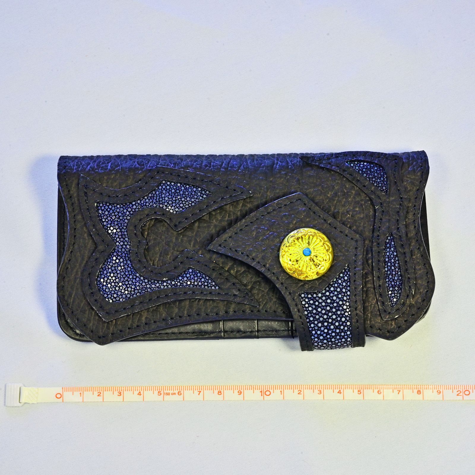 黒き海の宝石を纏うという選択｜スティングレイ×重厚コンチョ バイカーズウォレット