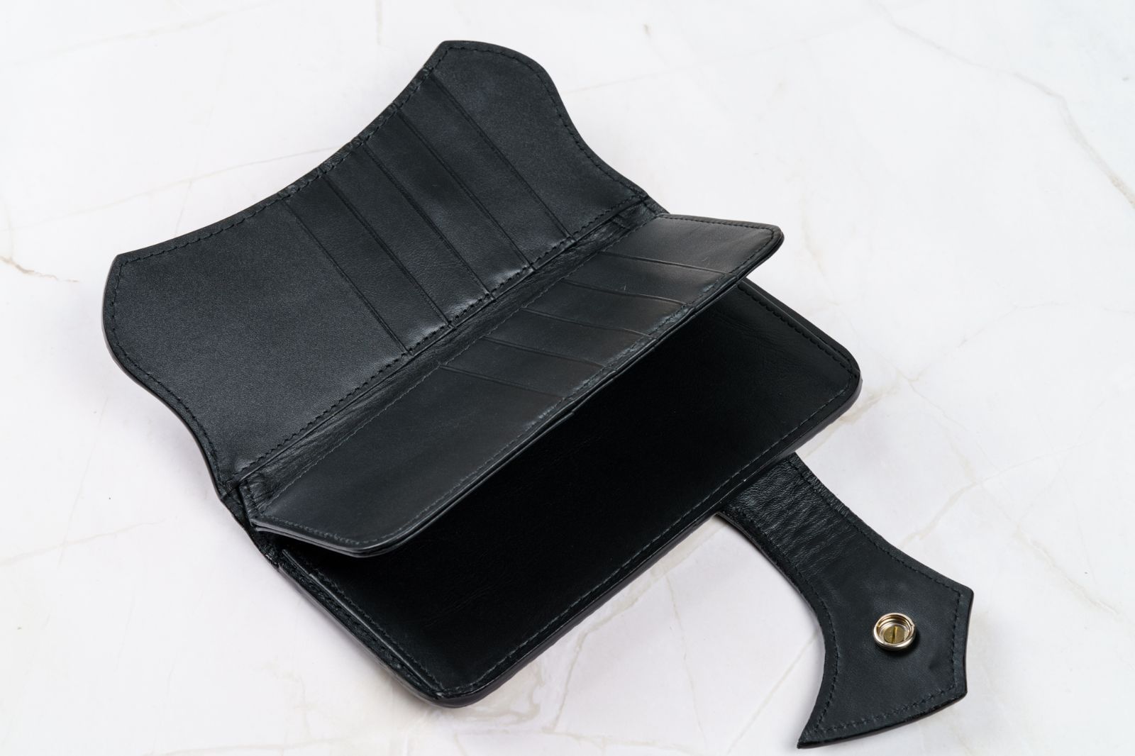  黒き海の宝石を纏うという選択｜スティングレイ×重厚コンチョ バイカーズウォレット 長財布 財布 ケース 小物入れ