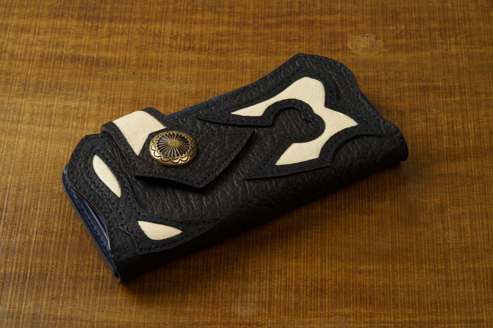 白き海の宝石を宿す重厚美 スティングレイ ブラックレザー バイカーズウォレット