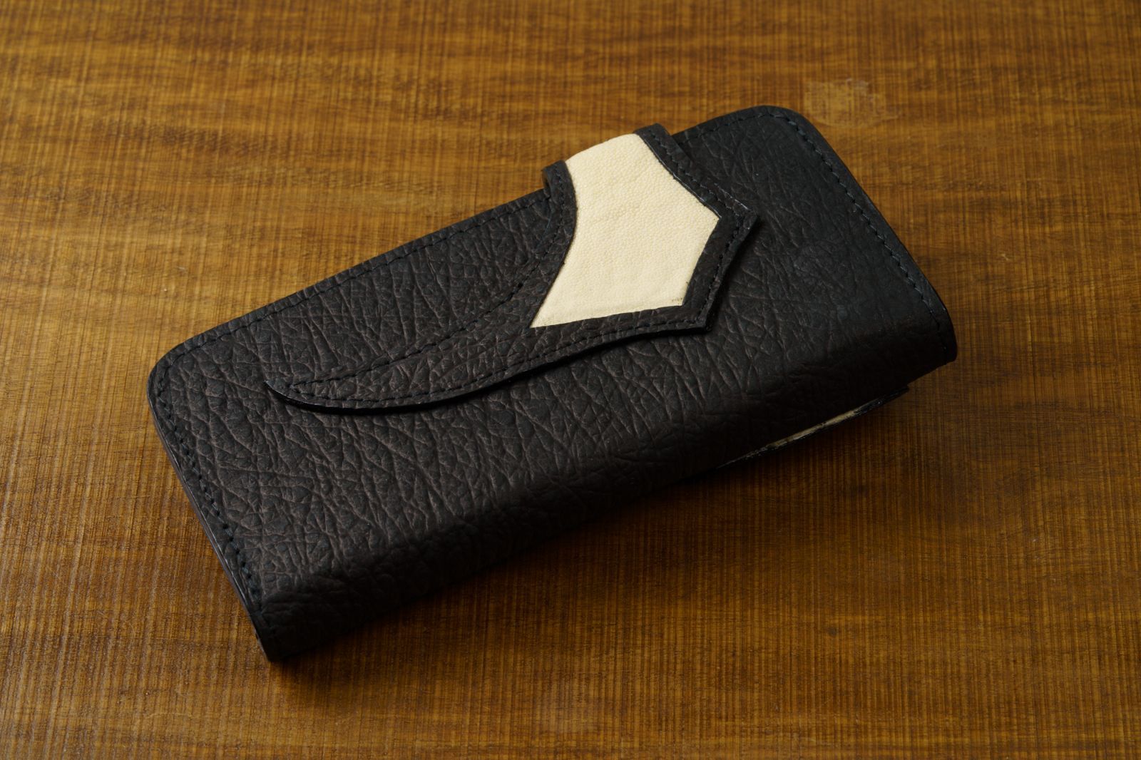 白き海の宝石を宿す重厚美｜スティングレイ×ブラックレザー バイカーズウォレット