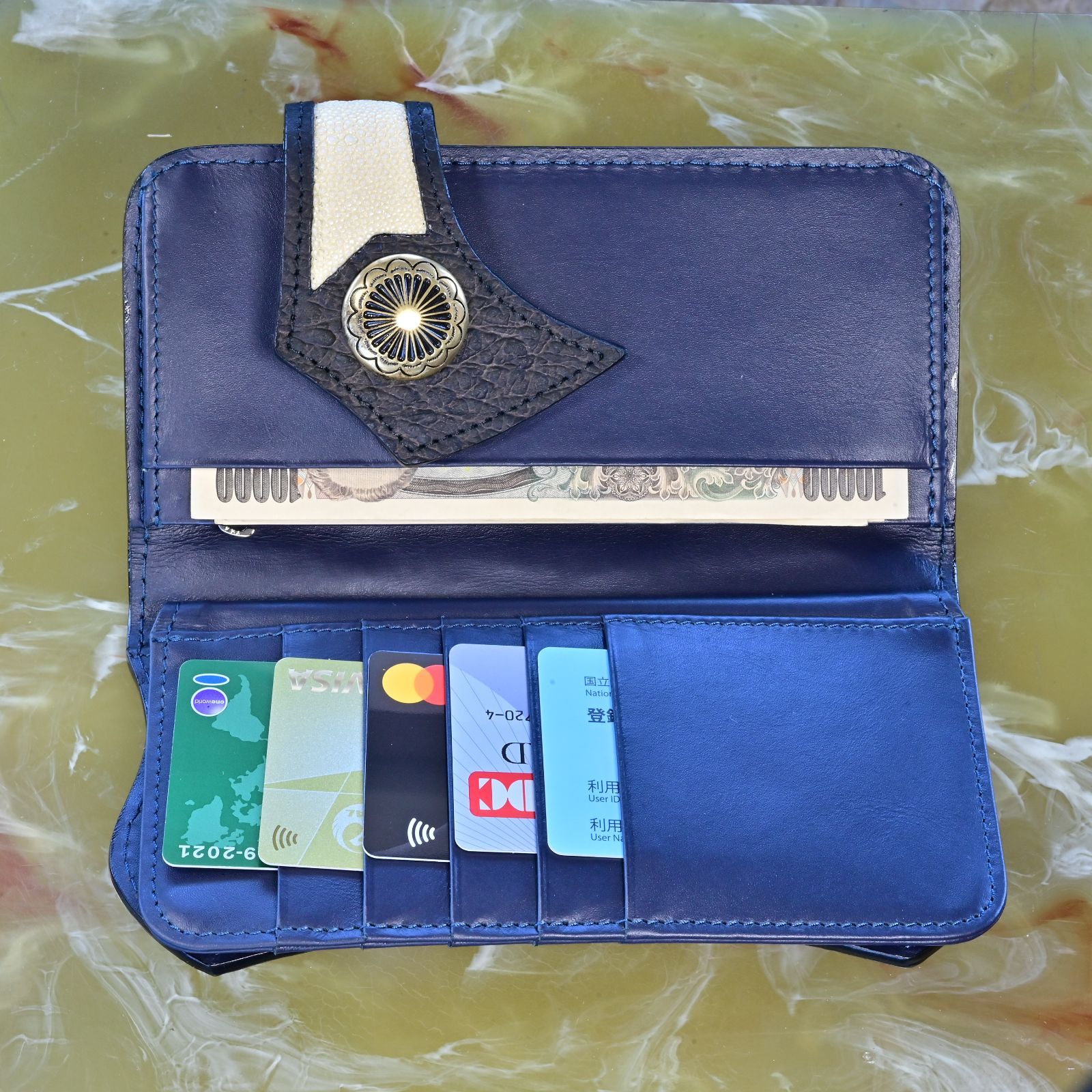 白き海の宝石を宿す重厚美