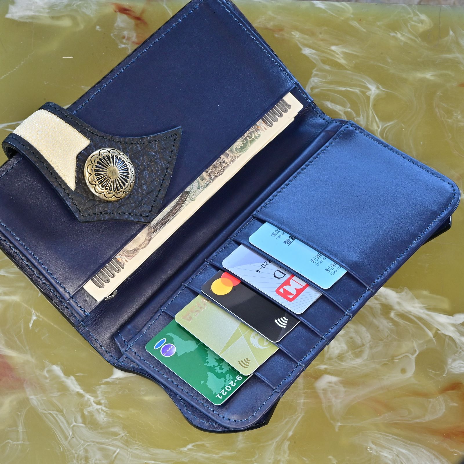 白き海の宝石を宿す重厚美