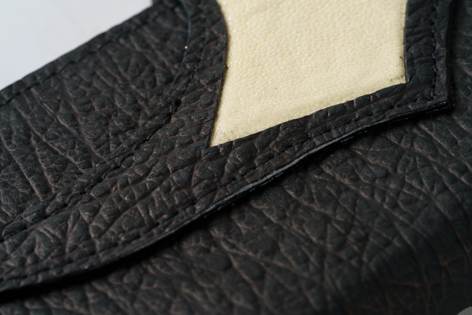 白き海の宝石を宿す重厚美 スティングレイ