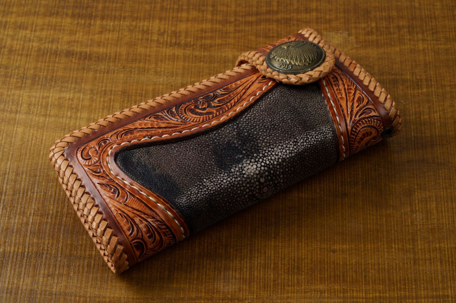 海の宝石と唐草彫刻が宿る の風格｜スティングレイ×牛革 ハンドメイド バイカーズウォレット