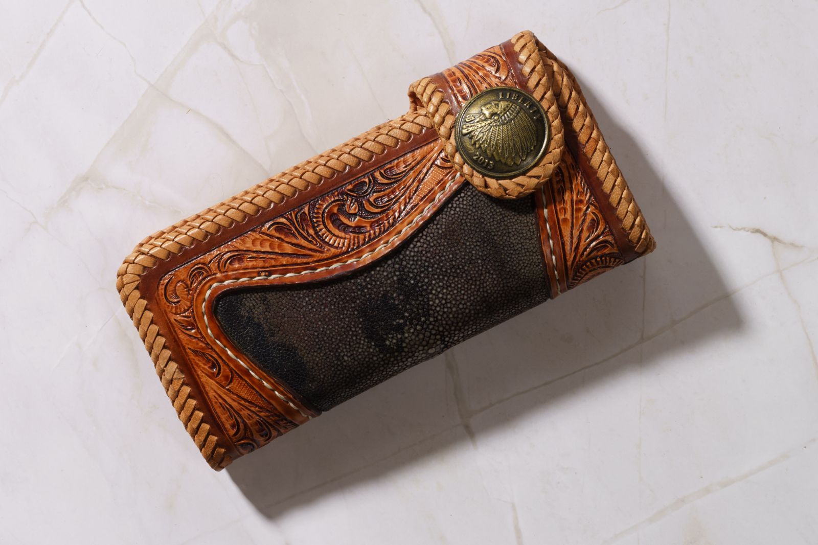 海の宝石と唐草彫刻が宿る一点物の風格｜スティングレイ×牛革