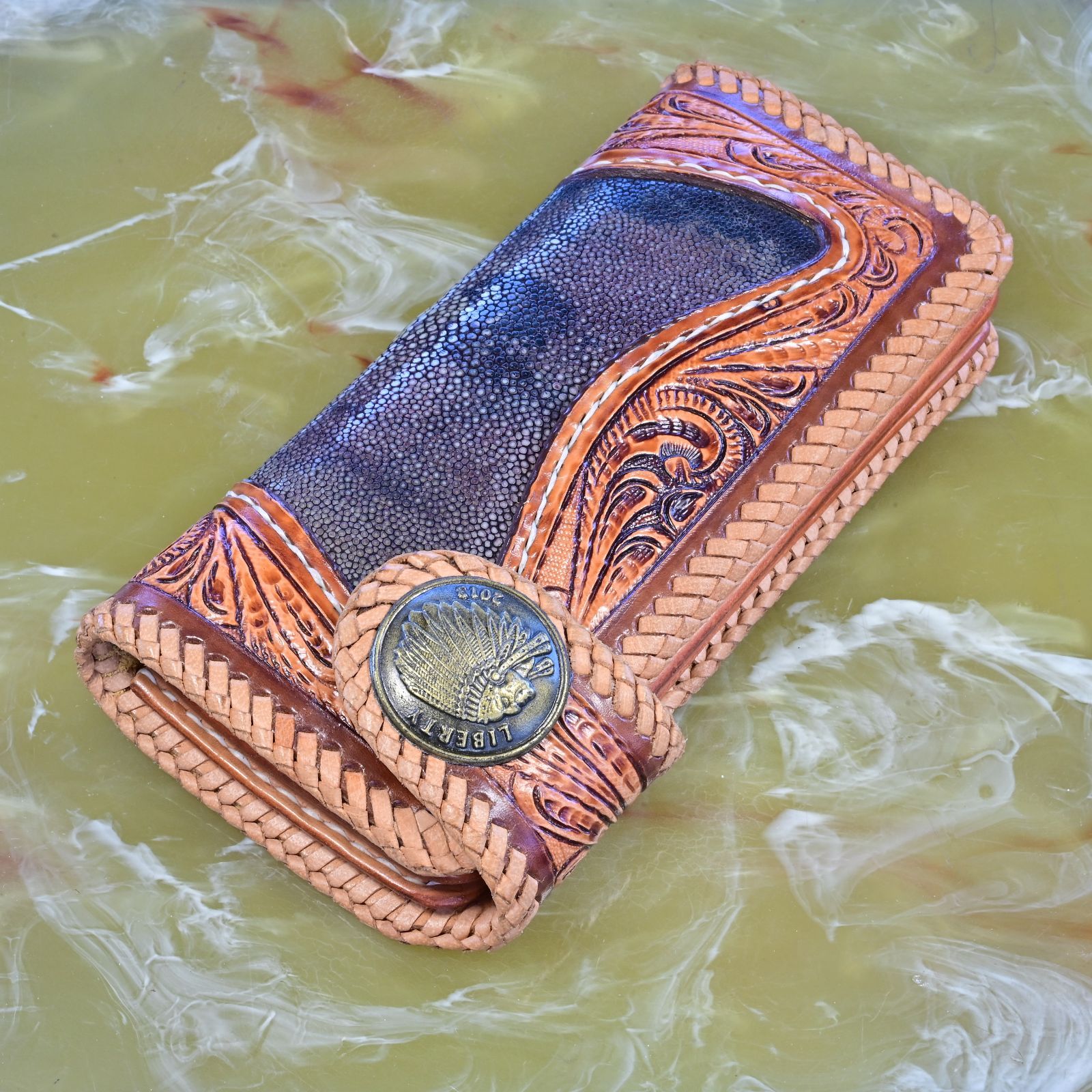  海の宝石と唐草彫刻が宿る一点物の風格｜スティングレイ×牛革 ハンドメイド バイカーズウォレット 長財布 財布 ケース 小物入れ