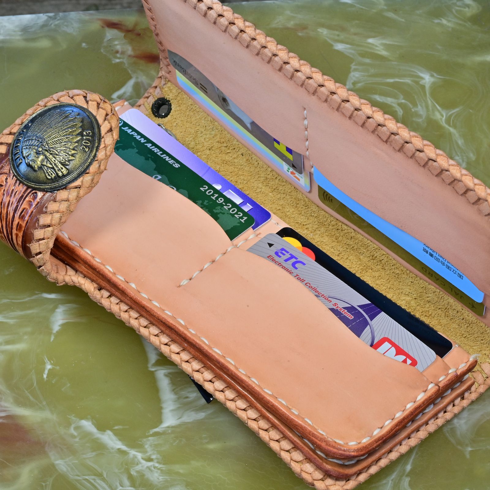 海の宝石と唐草彫刻が宿る一点物の風格｜スティングレイ×牛革 ハンドメイド