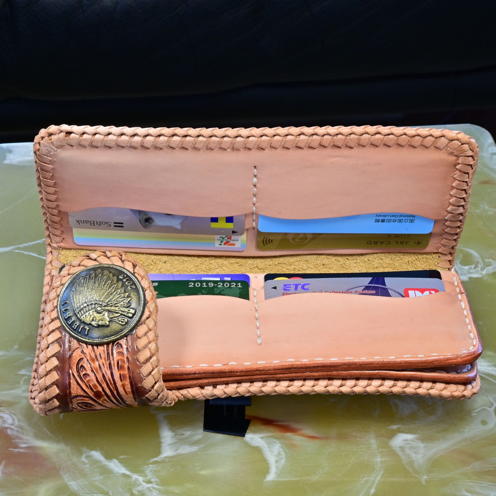 海の宝石と唐草彫刻が宿る一点物の風格｜スティングレイ×牛革 ハンドメイド