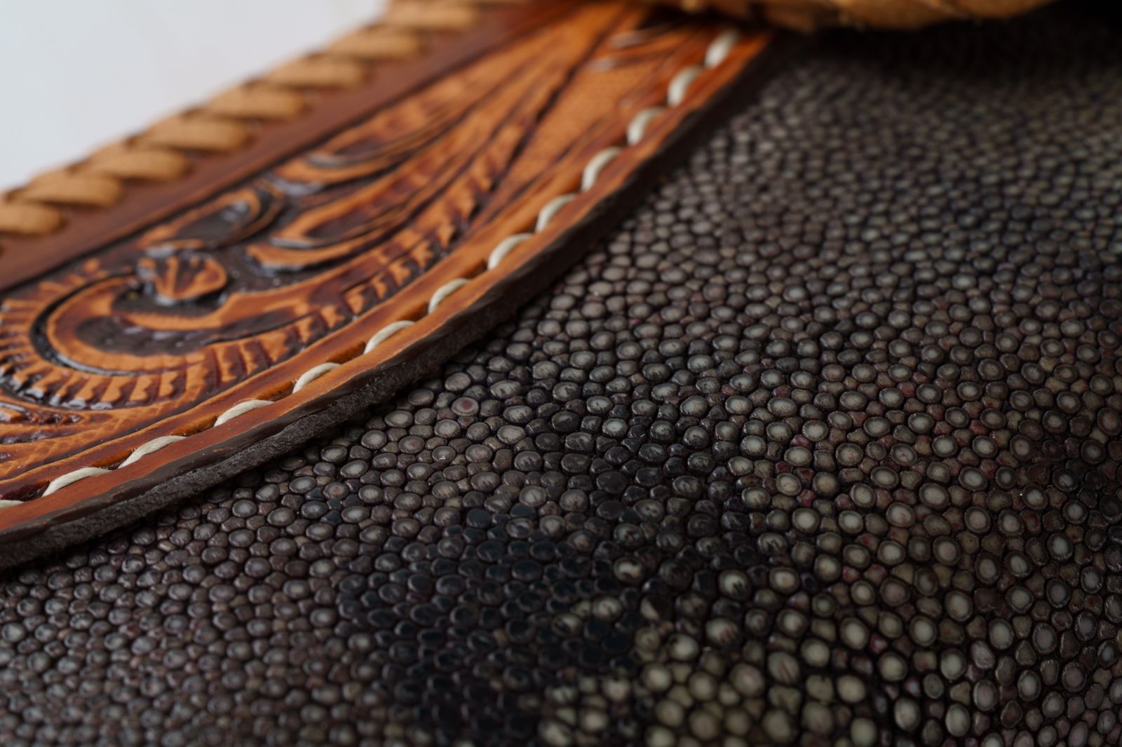 海の宝石と唐草彫刻が宿る一点物の風格｜スティングレイ×牛革 ハンドメイド