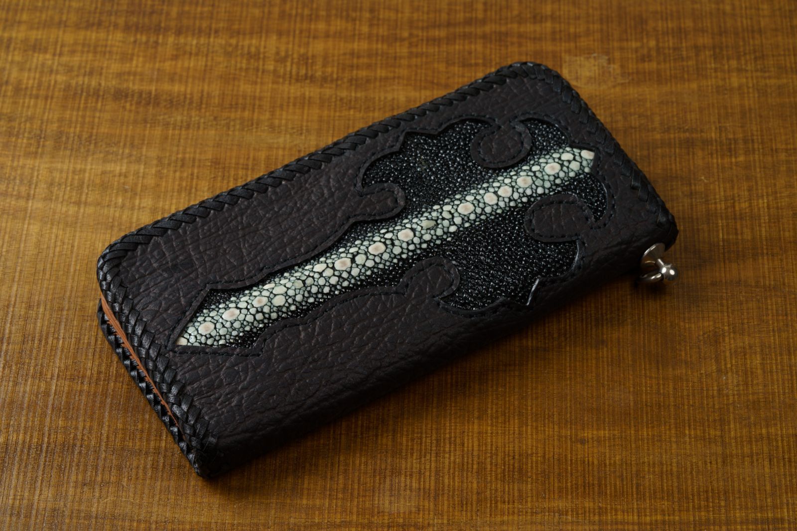 海の宝石とクロス意匠が放つ静かな存在感 スティングレイ 牛革 バイカーズロングウォレット