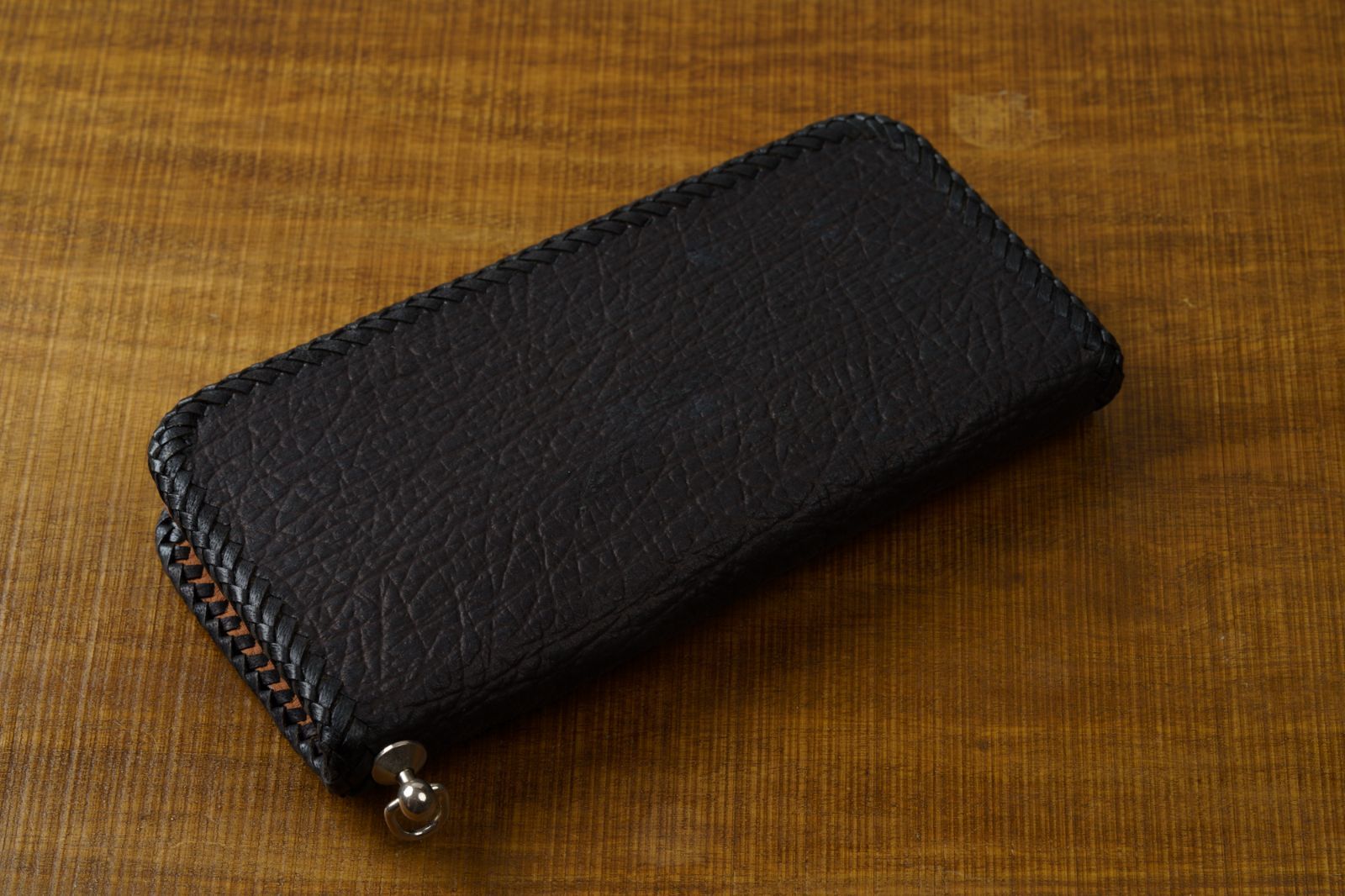 海の宝石とクロス意匠が放つ静かな存在感｜スティングレイ×牛革 バイカーズロングウォレット