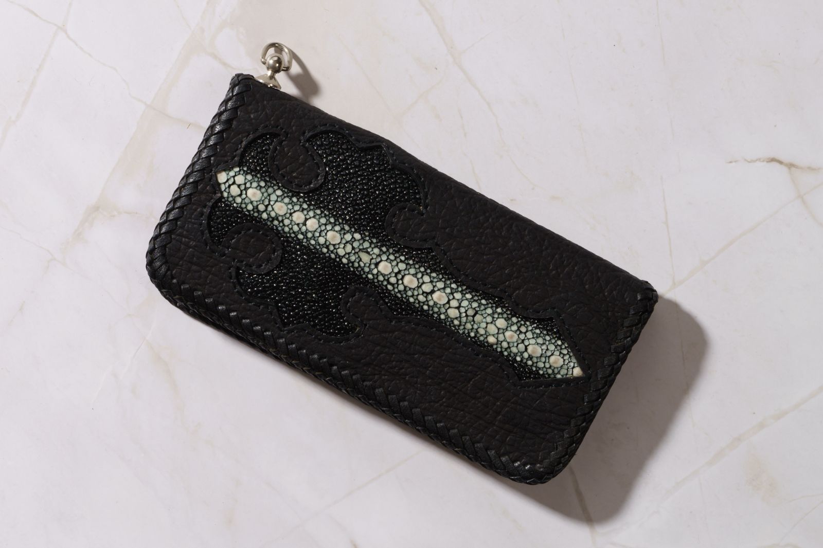  海の宝石とクロス意匠が放つ静かな存在感｜スティングレイ×牛革 バイカーズロングウォレット 長財布 財布 ケース 小物入れ