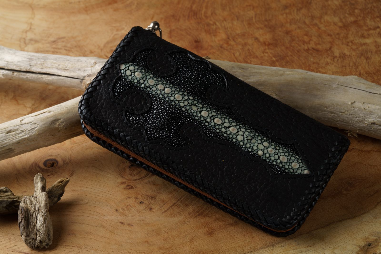海の宝石とクロス意匠が放つ静かな存在感｜スティングレイ×牛革 バイカーズロングウォレット