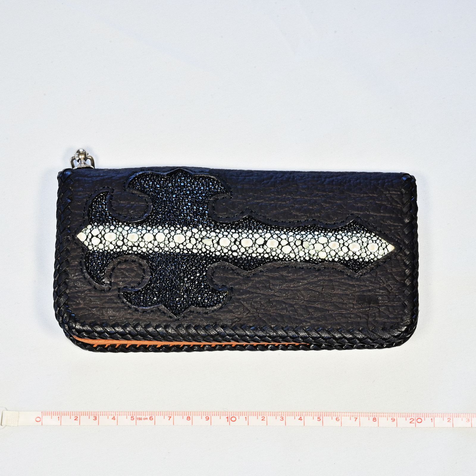 海の宝石とクロス意匠が放つ静かな存在感｜スティングレイ×牛革 バイカーズロングウォレット