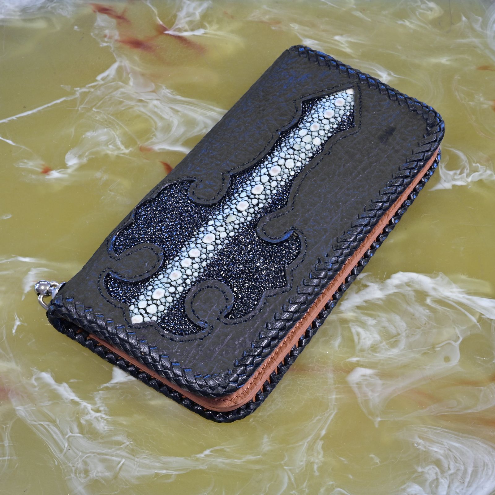 海の宝石とクロス意匠が放つ静かな存在感｜スティングレイ×牛革