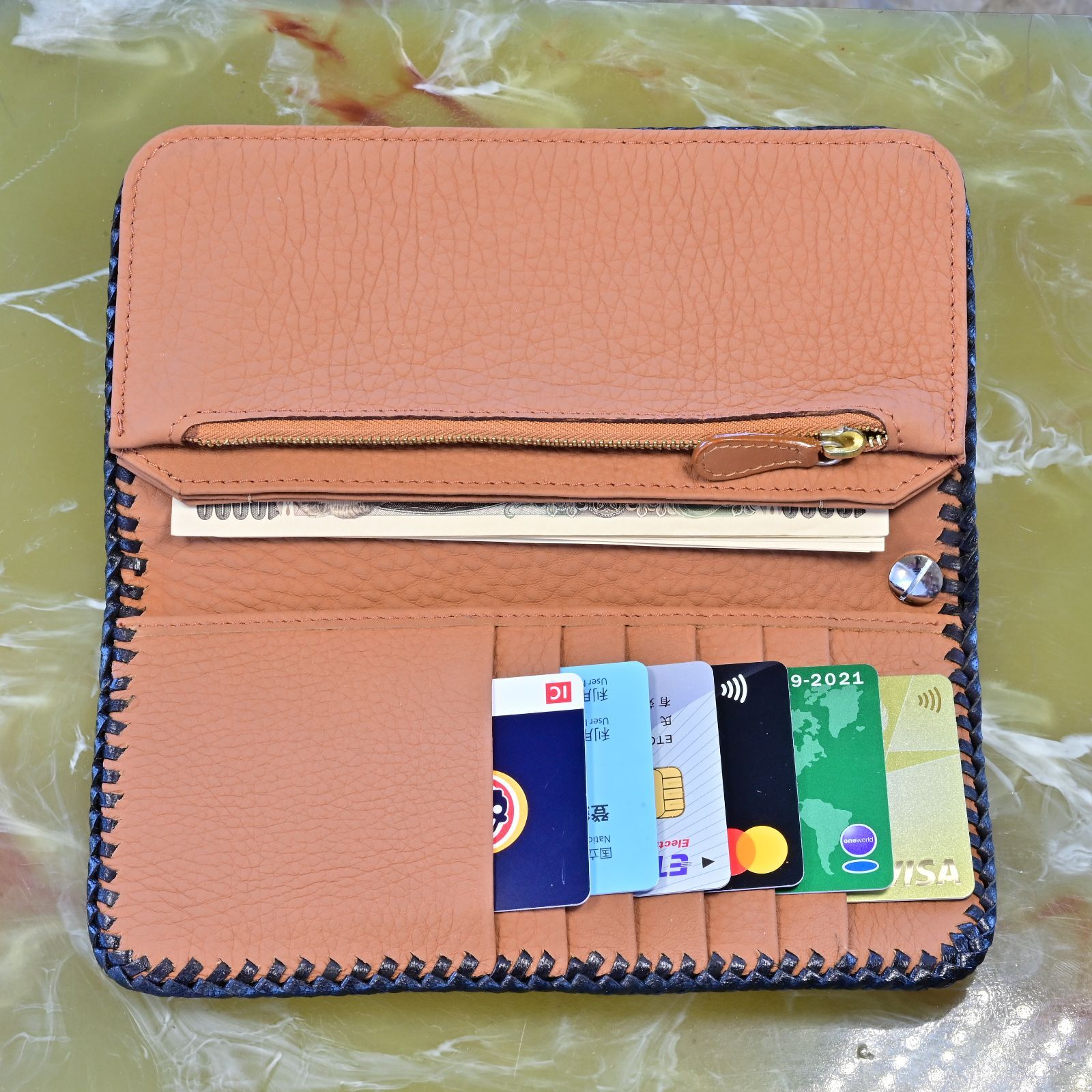 海の宝石とクロス意匠が放つ静かな存在感｜スティングレイ×牛革