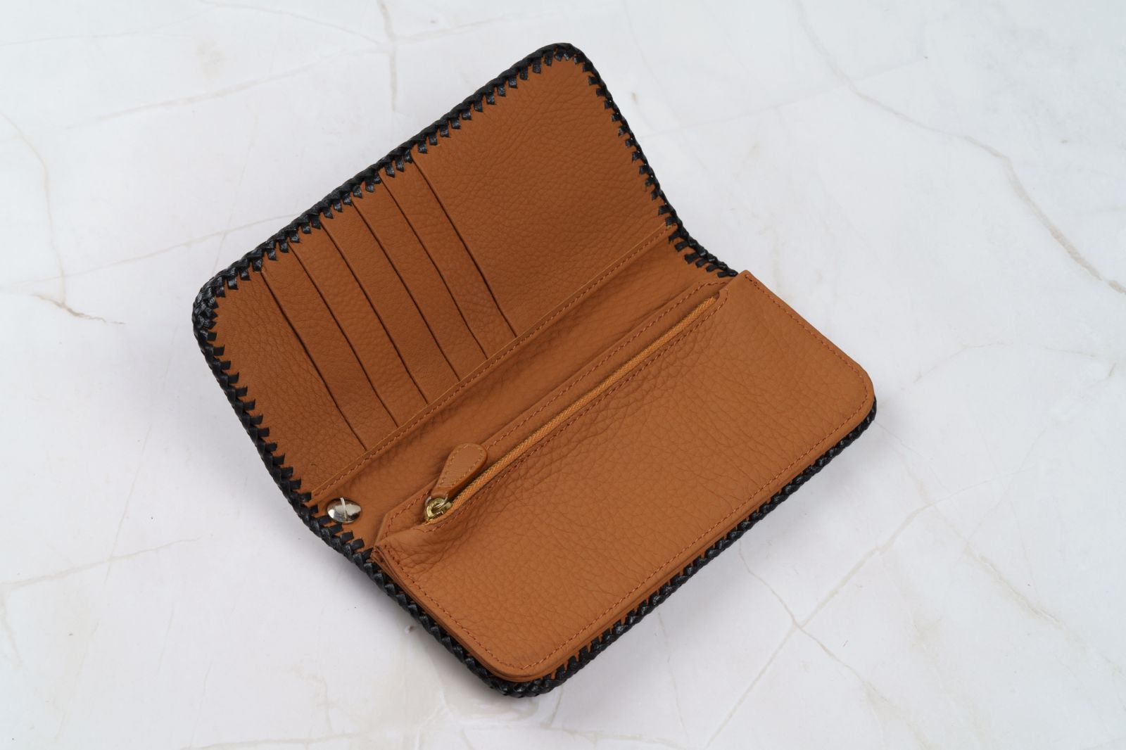 海の宝石とクロス意匠が放つ静かな存在感｜スティングレイ×牛革 バイカーズロングウォレット