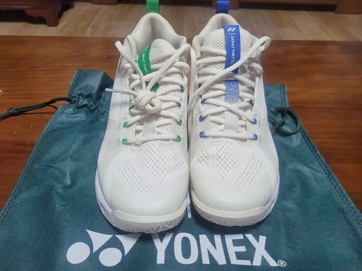 ヨネックス スニーカー グラファイト スロットル 2025