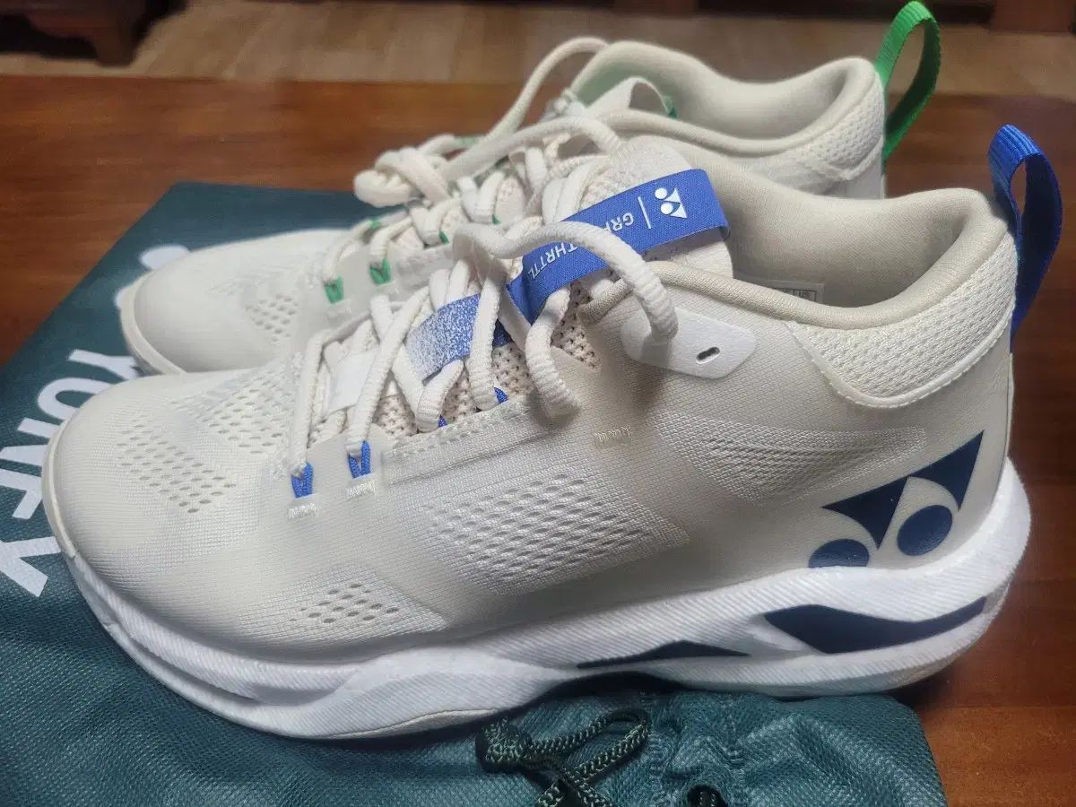 ヨネックス スニーカー グラファイト スロットル 2025