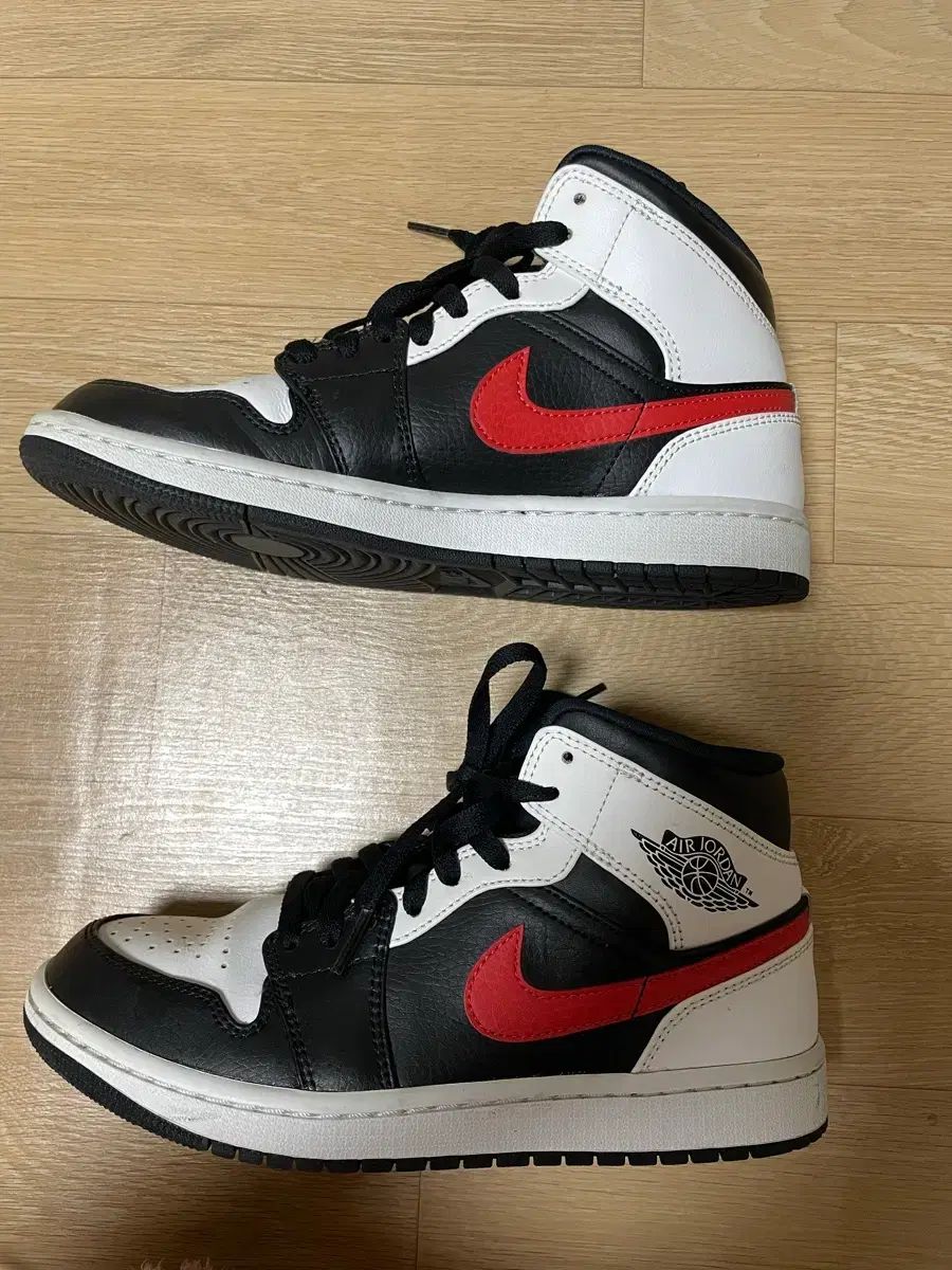 ジョーダン1 ミッド ブラックチリレッド 240