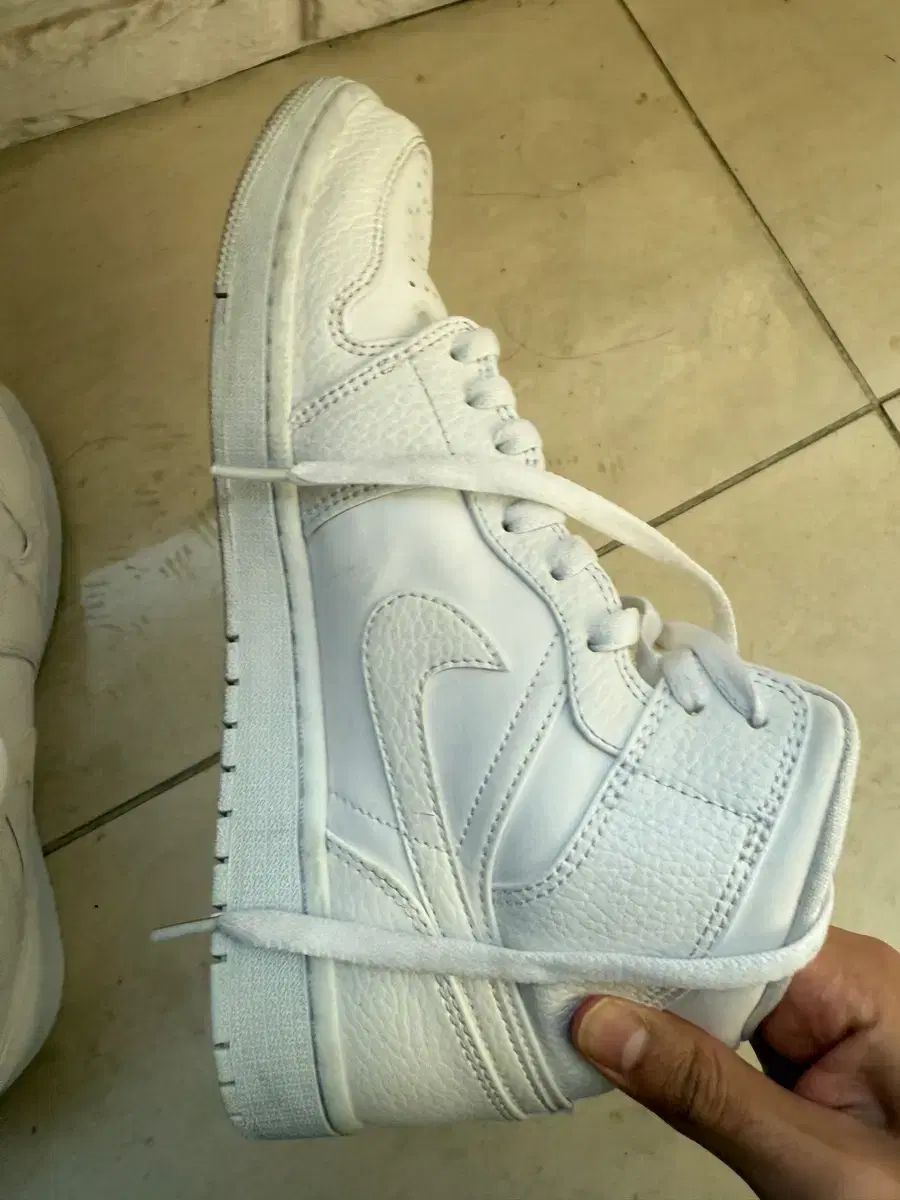 ナイキ エア ジョーダン 1 ミッド オールホワイト