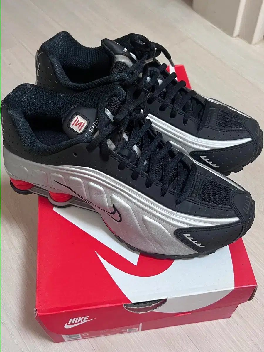 230 ナイキ ショックス R4