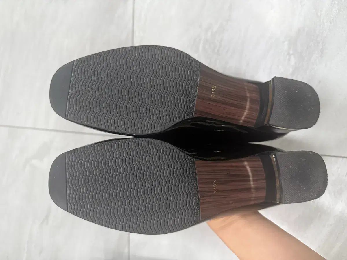  新状態 TANDY タンディ レディース ブラック エナメル 靴 240 スニーカー 靴