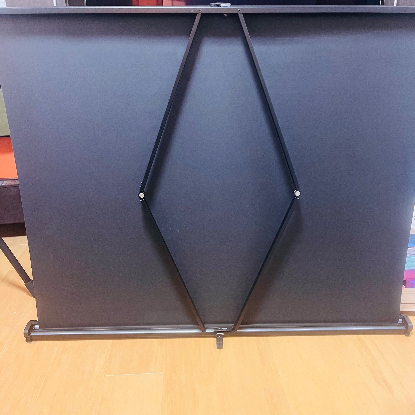 プロジェクタースクリーン