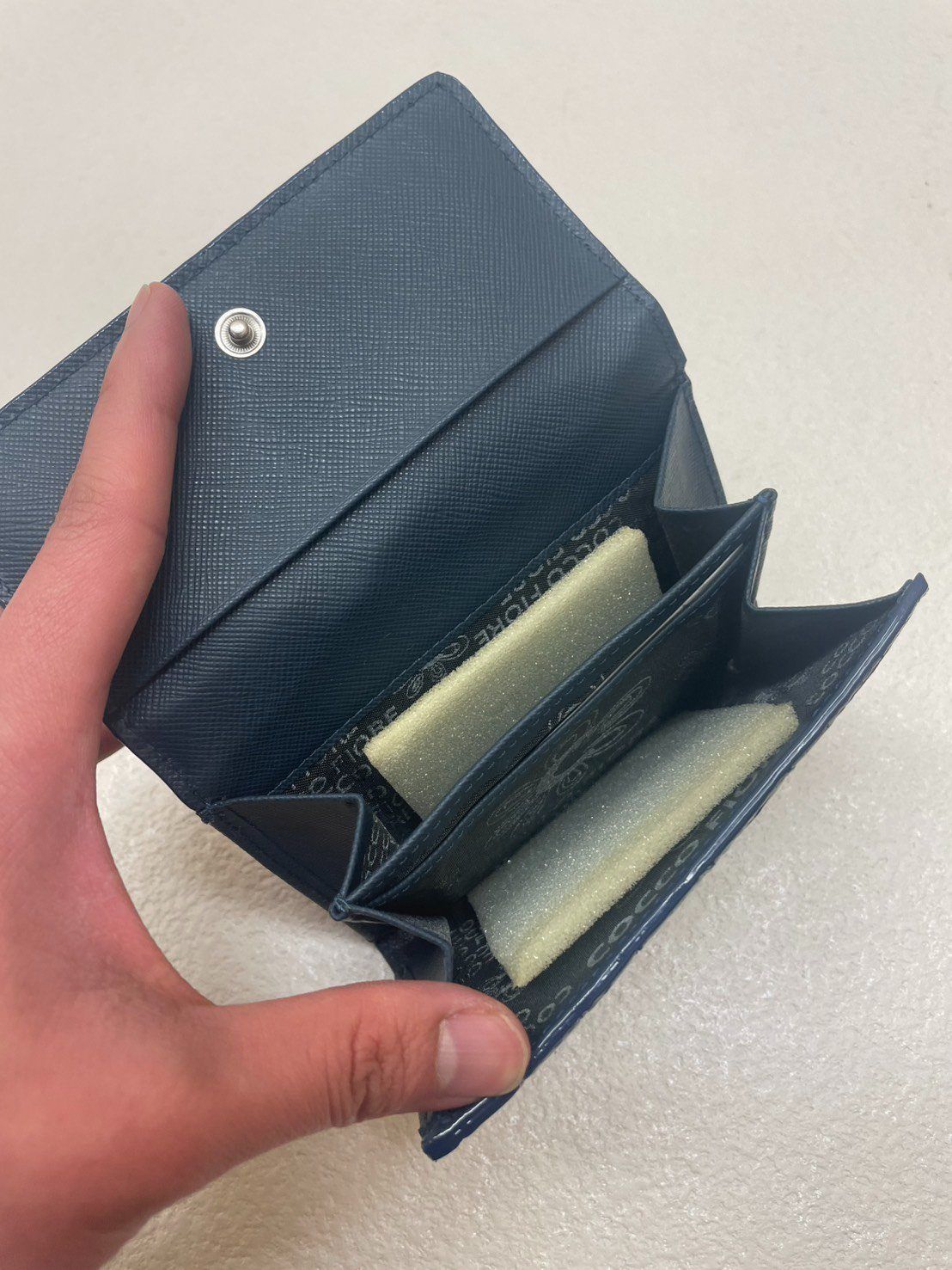 COCCO FIORE 二つ折り財布 EKSA コッコフィオーレ エナメル スピッラ