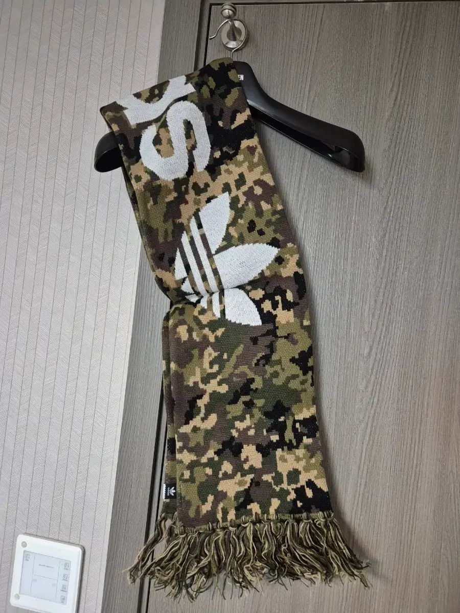 アディダス カモフラージュ ウール マフラー