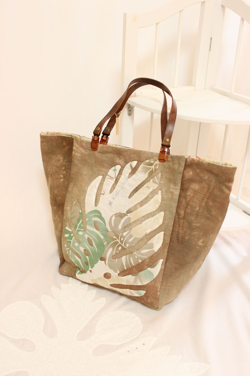 B27】ハワイアンキルトのモンステラのバック - メルカリ