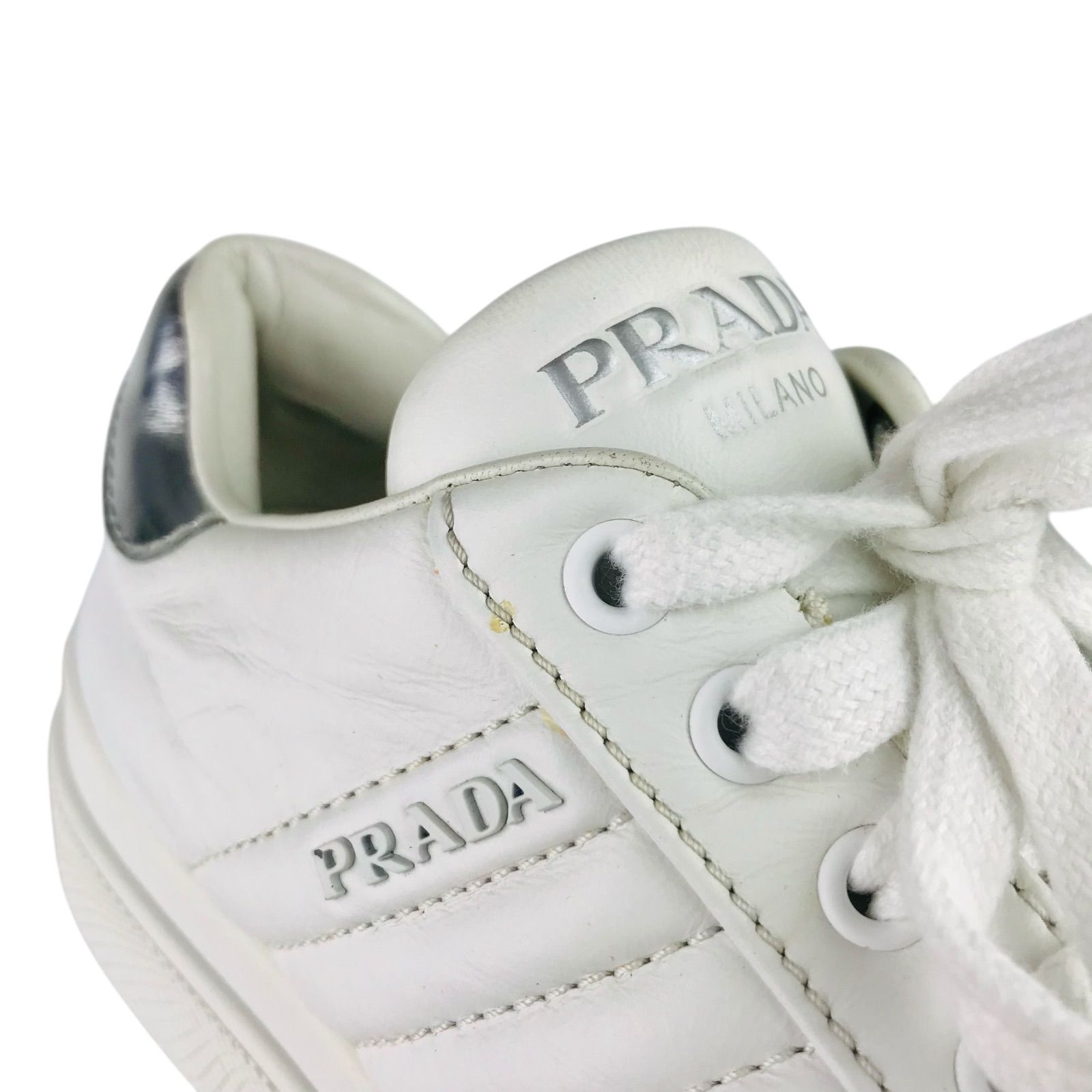 PRADA☆プラダ・レディース レザー メタル エンボス加工ブランドロゴ 