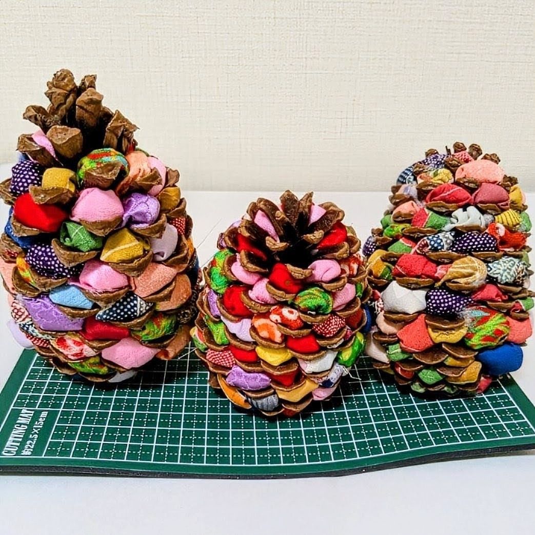 ハンドメイド】ちりめん細工 つまみ細工 松ぼっくり飾り 大3個セット