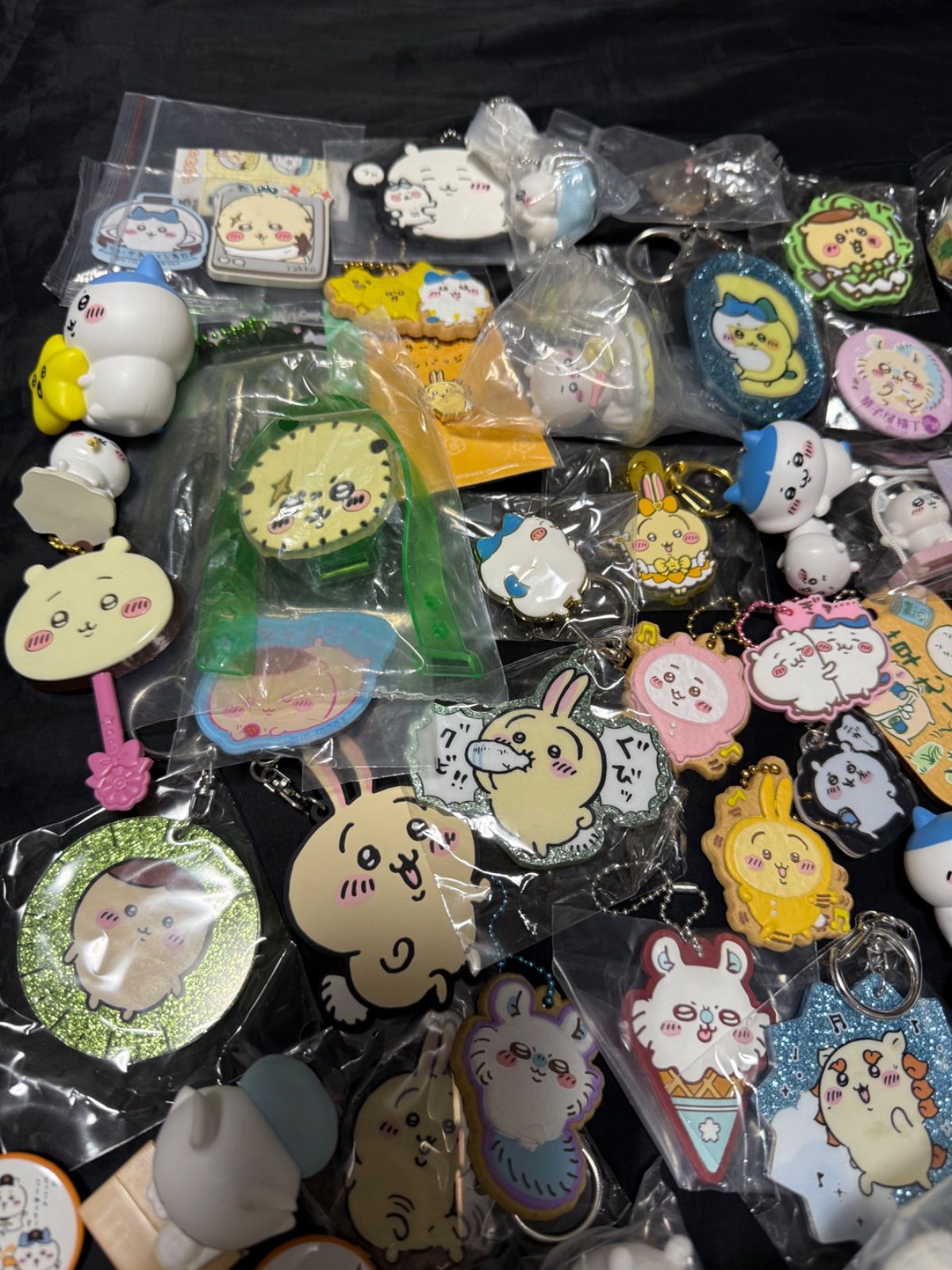 ちいかわ 缶バッジ ラバーストラップ キーホルダー アクリルスタンド等