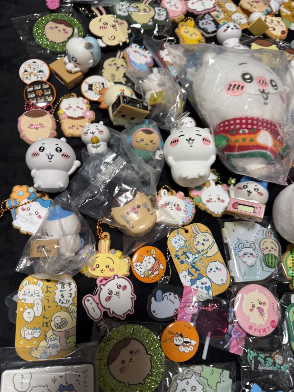 ちいかわ 缶バッジ ラバーストラップ キーホルダー アクリルスタンド等