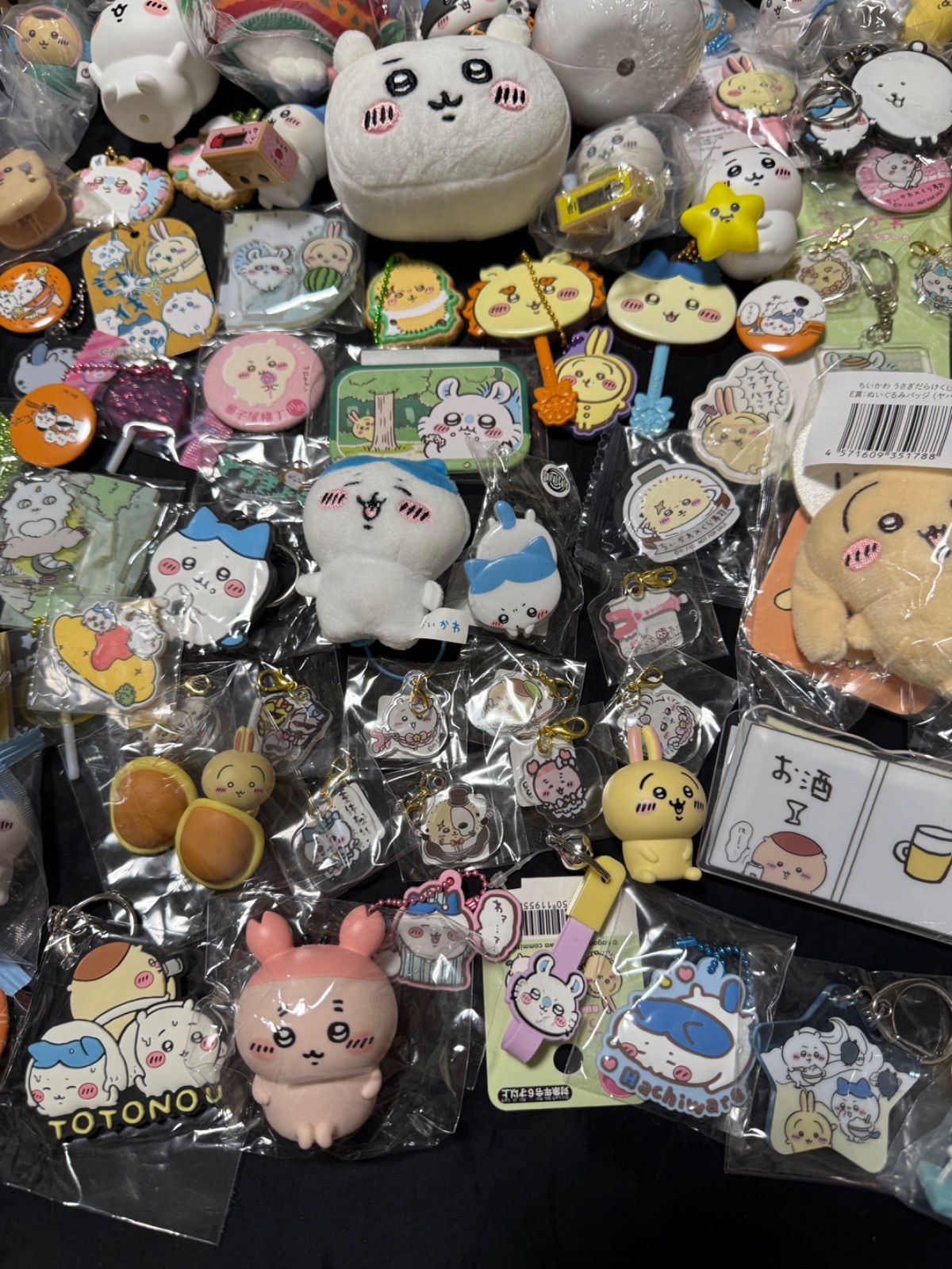 ちいかわ 缶バッジ ラバーストラップ キーホルダー アクリルスタンド等