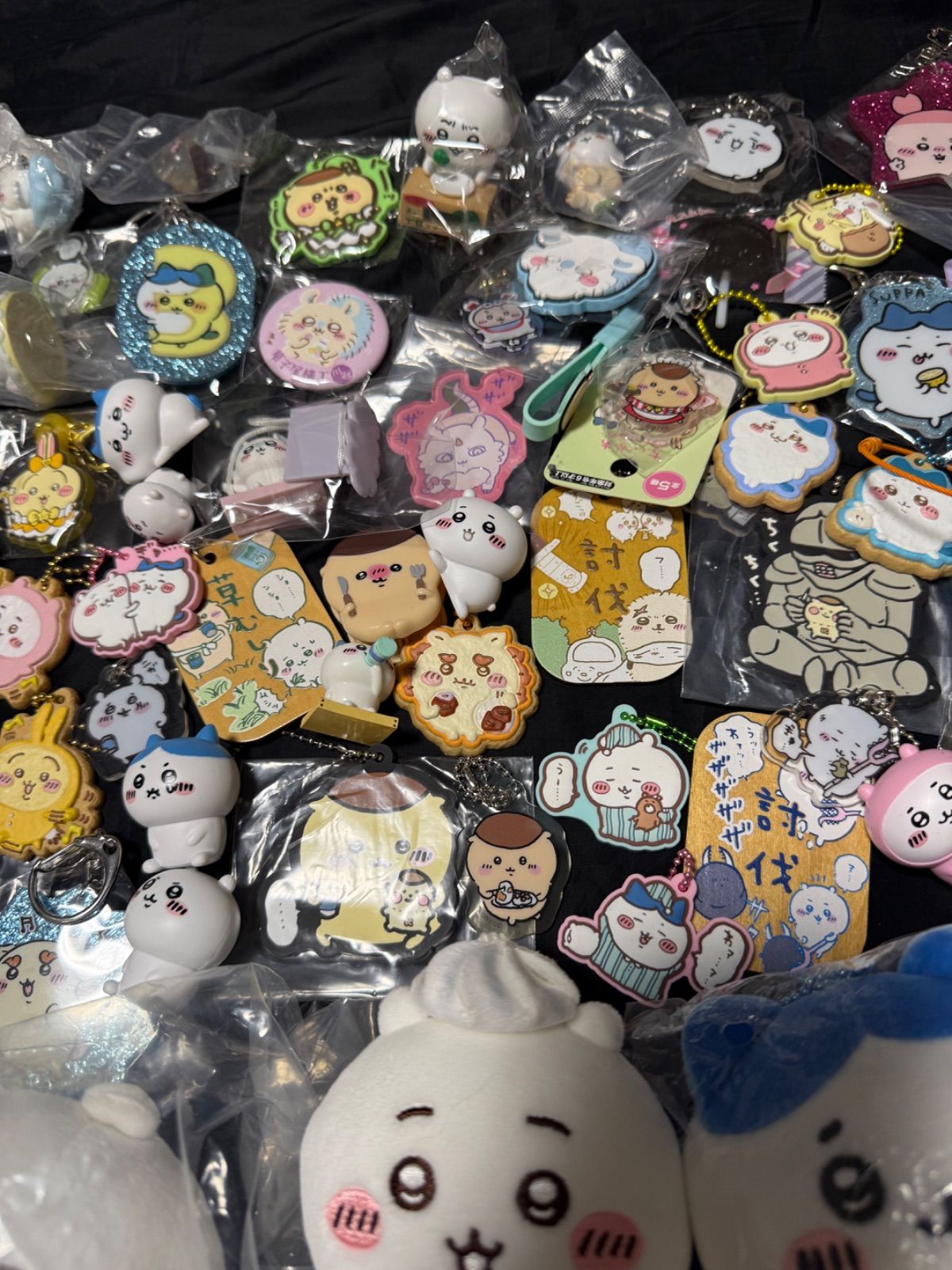 ちいかわ 缶バッジ ラバーストラップ キーホルダー アクリルスタンド等