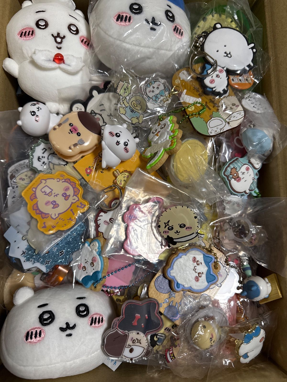 ちいかわ 缶バッジ ラバーストラップ キーホルダー アクリルスタンド等