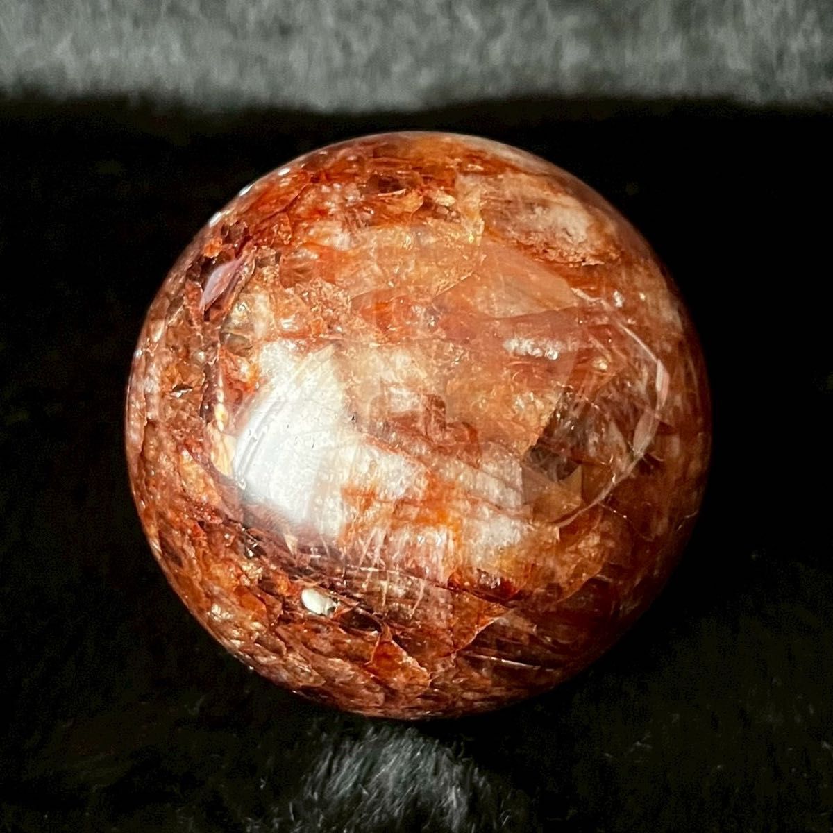 偶然の賜物　ファイヤークォーツ&サンムーンストーン共生　スフィア丸玉　素敵な逸品 348g レッドファイアークォーツ スフィア】 原石 浄化 天然石 サシ入り