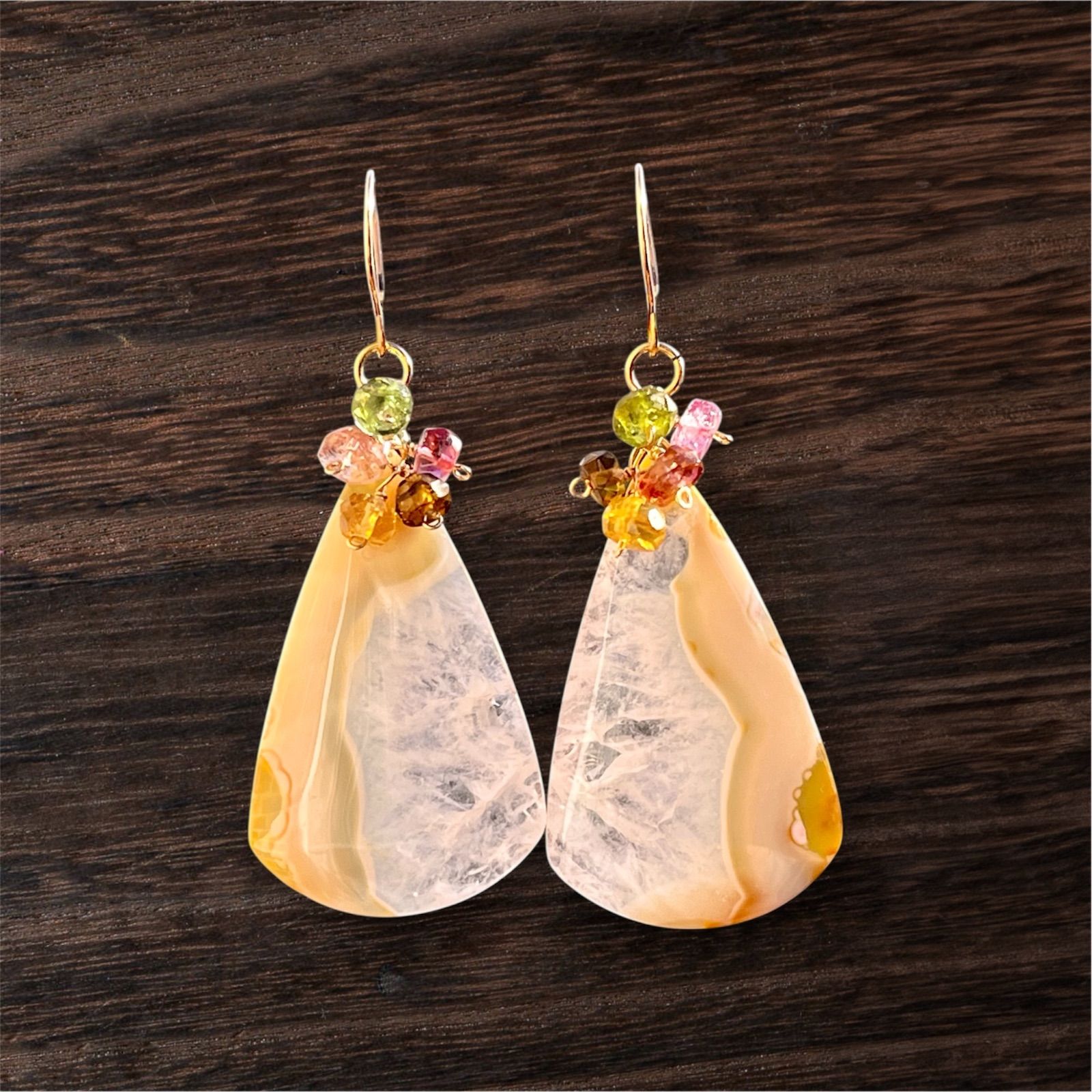 ホワイトプルームアゲートドゥルージーのピアス - メルカリ